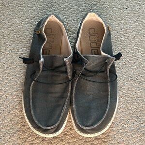 gray hey dude wendy’s size 8